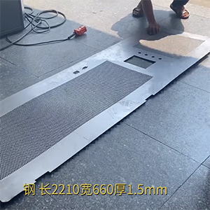 1.5mm厚機柜網板矯平機-高精密機箱機柜整平機-一次校平，沖孔網無反彈